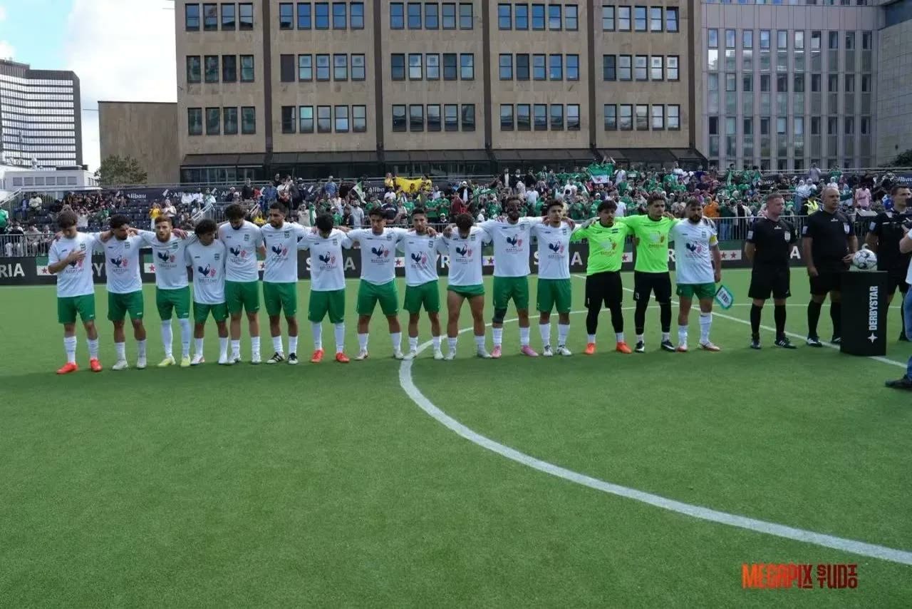 لاعبو منتخب سوريا لكرة القدم السداسية يصطفون قبل مباراة في إيسن 2026